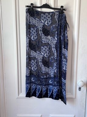 Women’s East Blue Batik Lined Zip Skirt with Beaded Overlay Skirt Size 16